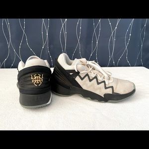 Adidas Donovan Mitchel “DON” basketball shoes Size M 9.5